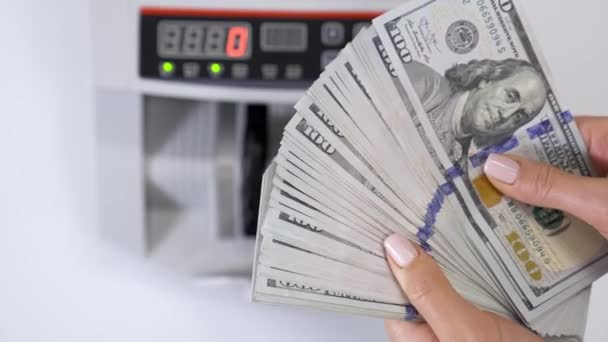 Hundert Dollar Scheine Frauenhänden Viel Amerikanisches Papiergeld Den Händen Vor — Stockvideo