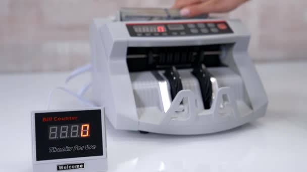 Automatische Berechnung Elektronische Thekenmaschine Auf Dem Tisch Kleiner Geldzähler Der — Stockvideo