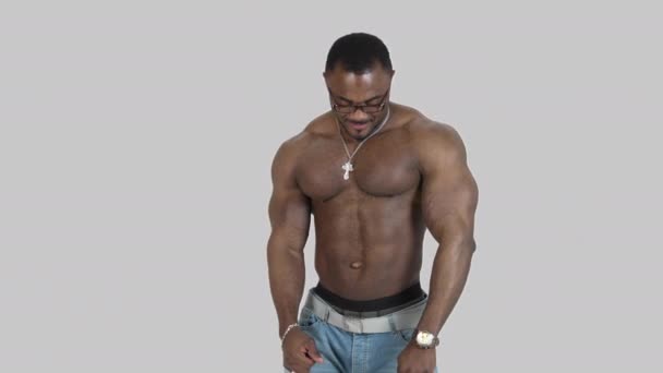 Portretul Sportivului Muscular Piele Întunecată Sportiv Afro American Fără Cămașă — Videoclip de stoc