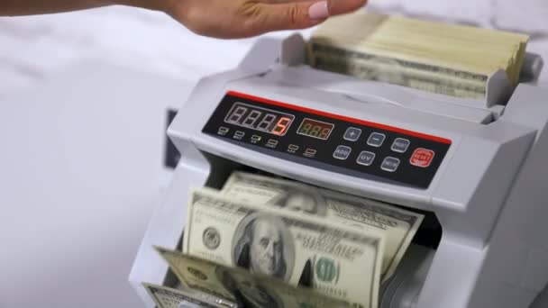 紙幣計算のための機器を数えるお金 女性は数えるために1ドルの紙幣を置く 銀行金融業務のための自動メカニズム — ストック動画