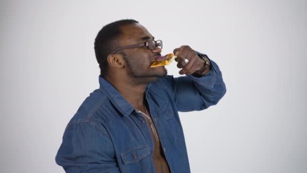 Чорний Чоловік Окулярах Їсть Піцу Афро Американський Чоловік Блакитній Сорочці — стокове відео