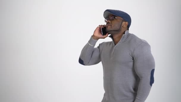 Чорний Чоловік Розмовляє Телефону Афроамериканський Чоловік Сірому Светрі Стильна Шапка — стокове відео