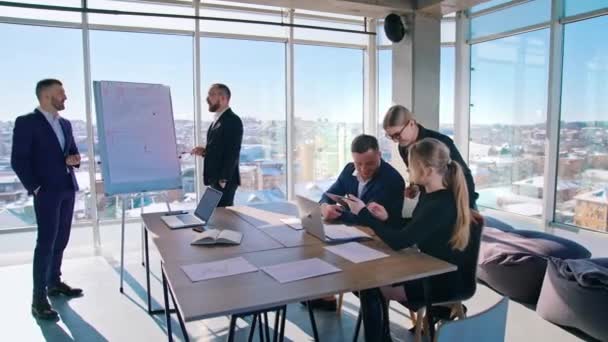 办公室里的商务人士的团队精神 企业家们在摩天大楼的背景下共同制定商业蓝图 — 图库视频影像