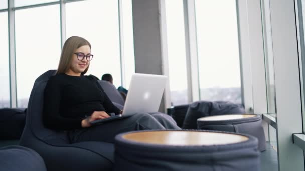 Una Joven Trabaja Una Laptop Hermosa Mujer Negocios Gafas Sentada — Vídeos de Stock
