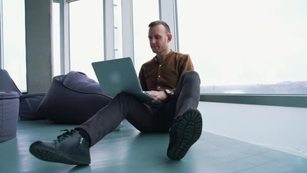 Joven Freelancer Trabajando Portátil Hombre Con Camisa Pantalones Sentado Suelo — Vídeos de Stock