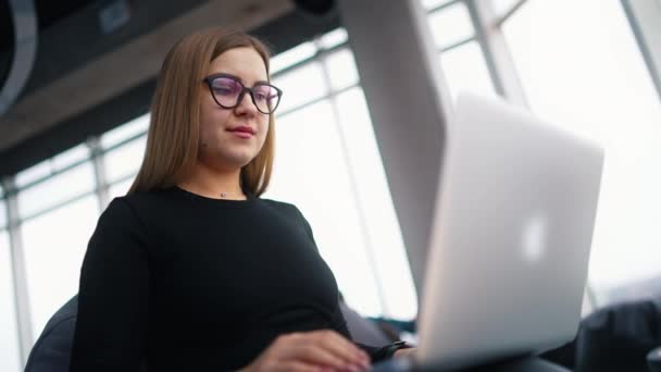 在办公室工作的女商人 有魅力的女人戴着时髦的眼镜 凝视着笔记本电脑打字的肖像 后续行动 — 图库视频影像