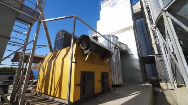 农业厂房的工业设备 在现代粮食加工工厂的外面 农业综合企业新设备 谷物升降机 — 图库视频影像