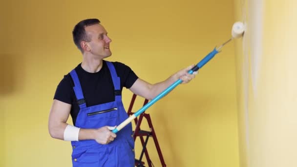 남자가 리모델링을 있습니다 방에서 노동자의 초상화 브러시로 오버러의 작업자는 페인트 — 비디오