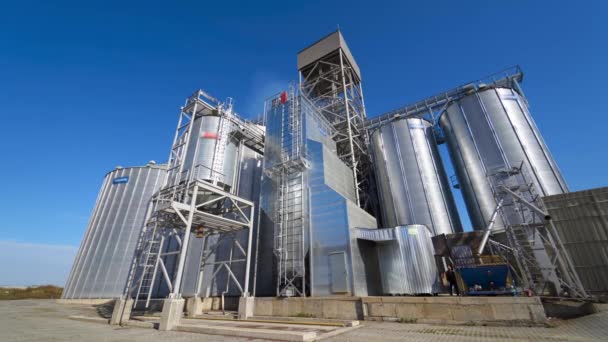 现代工业厂房 外面的一个大型农业综合体与银谷物升降机存储农作物 在阳光灿烂的日子里创新制造业 — 图库视频影像