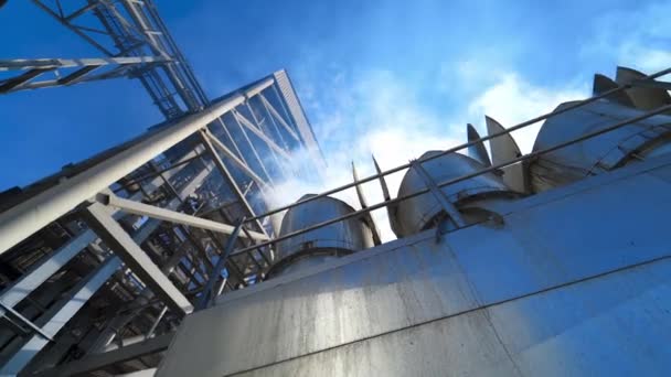 Exterior Planta Agrícola Fumaça Subindo Indústria Durante Secagem Processamento Grãos — Vídeo de Stock
