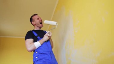 Boya silindirli neşeli bir ressam. Duvarları boyarken mavi tulumlu komik genç adam şarkı söylüyor. Evde makyaj yaparken mutlu anlar..