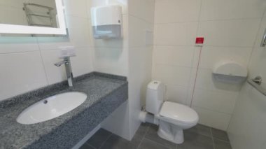 Modern su havzası tasarımlı, temiz bir tuvalet. Hastanedeki ya da oteldeki tuvaletler kapalı. Aynalı steril tuvalet..