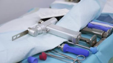 Ameliyat masasında bir takım enstrümanlar. Ameliyathanenin detayları. Ameliyat için temiz tıbbi gereçler, cihazlar hazırlandı.