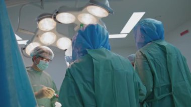 Klinikte takım elbiseli bir grup doktor. Koronavirüs salgınından korunan sağlık görevlileri hastanede..