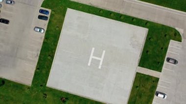 Boş park yeri. Ortasında H harfi olan arabaları park etmek için kare bir yer. Sahada modern park yeri. Üst hava manzarası. Aşağı hareket.
