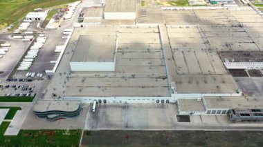 Endüstriyel fabrikanın çatıları. Birçok bina birlikte inşa edildi ve büyük modern bir fabrikanın otoparkları yapıldı. Üst görünüm.