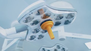 Tavanda modern tıbbi lambalar. Ameliyat odasında yıldırım teçhizatı var. Klinikte gündüz vakti ameliyat lambaları.