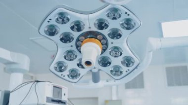 Ameliyat ışıkları. Ameliyathanede tıbbi ışık ekipmanları var. Klinikte modern tıbbi lamba.