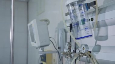 Reanimasyon odasında modern tıbbi ekipmanlar var. Hastanedeki gelişmiş ekipmanlı yoğun bakım ünitesi. Sağlık Tedavi Merkezi.