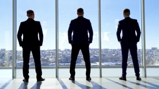 Podnikatelé Dívají Velkého Okna Kanceláře Zpět Celovečerní Portréty Tří Podnikatelů — Stock video