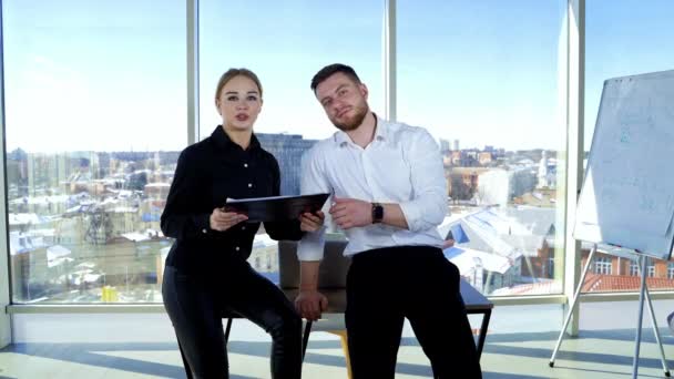 Mladí Podnikatelé Mluví Obchodním Plánu Krásná Žena Mluví Kameru Ukazuje — Stock video