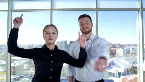 Mutlu Genç Meslektaşlar Şirketlerinin Reklamını Yapıyor Neşeli Kız Yakışıklı Adam — Stok video