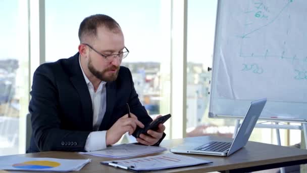 Bärtiger Geschäftsmann Mit Brille Büro Ernsthafter Büroangestellter Anzug Sitzt Schreibtisch — Stockvideo