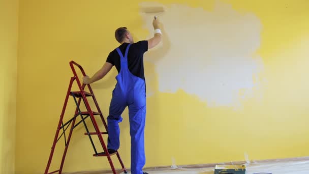 Artisanat Peignant Des Murs Près Échelle Bâtiment Peintre Professionnel Salopette — Video