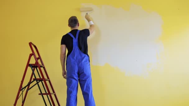 Schilder Doet Make Binnen Mannelijke Werker Die Een Muur Schildert — Stockvideo