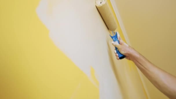 Bis Zur Unkenntlichkeit Bemalte Arbeiter Wände Farbwalze Mit Heller Farbe — Stockvideo
