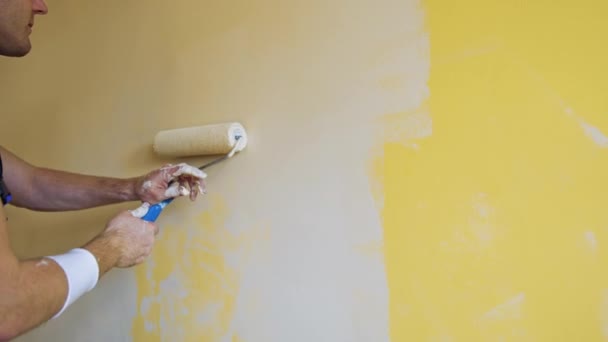 Professionelle Junge Arbeiter Streichen Wände Innenräumen Farbwalze Menschenhänden Handwerker Bei — Stockvideo
