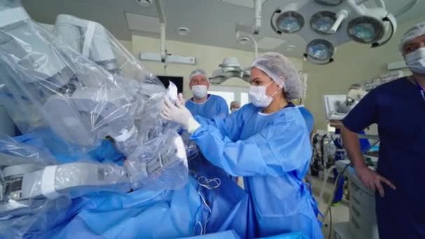 Equipo Médico Moderno Con Brazos Robóticos Especialistas Médicos Quirófano Durante — Vídeos de Stock