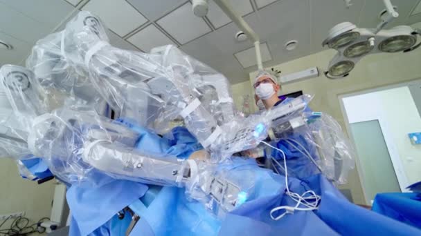 Cirugía Futurista Máquina Robótica Con Brazos Quirúrgicos Realizando Cirugía Mínimamente — Vídeo de stock