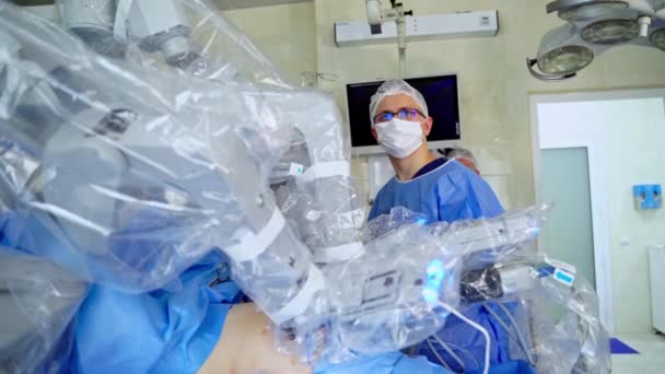 Chirurg Poblíž Robotických Ramen Lékařského Vybavení Minimálně Invazivní Chirurgický Zákrok — Stock video