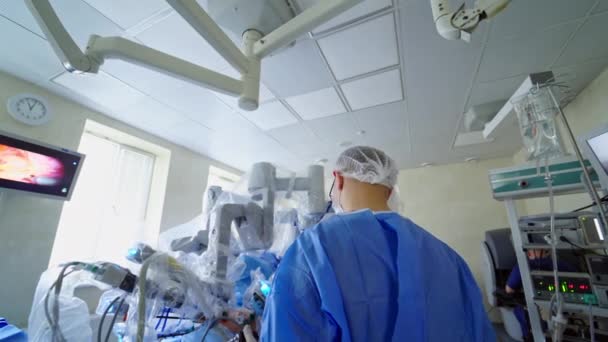 Operación Robótica Sala Cirugía Moderna Monitor Médico Muestra Los Órganos — Vídeo de stock