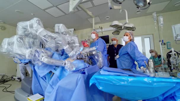 Robotická Operace Sterilním Operačním Sále Skupina Lékařů Sleduje Práci Lékařského — Stock video