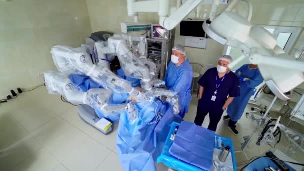 Robotická Chirurgie Současném Operačním Sále Skupina Lékařů Stojící Robotického Stroje — Stock video