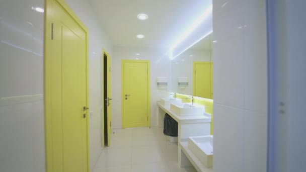 白色和黄色的洗衣房 医院里有干净水池的当代水柜 无菌厕所的内部 — 图库视频影像