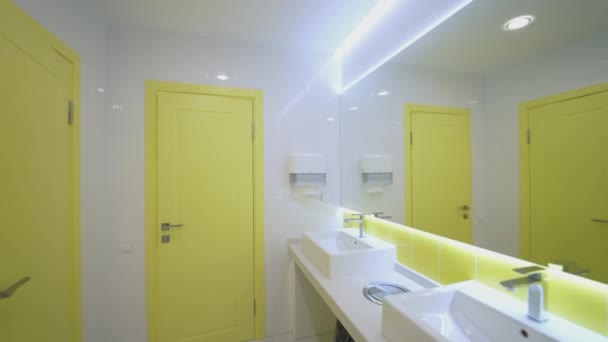 클리닉에 현대적인 화장실 병원에 세면대가있는 흰색과 노란색 메마른 — 비디오