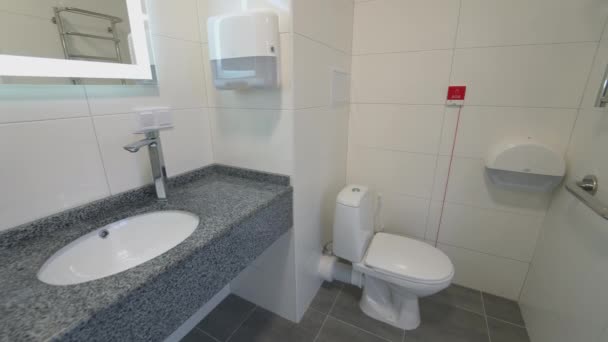 ウォーターベースのモダンなデザインのクリーンな洗面台 トイレは 病院やホテルに設置されています 鏡付きのスタイリッシュな洗面所 — ストック動画