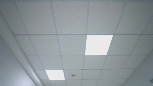 Flurdecke Mit Licht Lampen Der Decke Krankenhausflur Ansicht Von Unten — Stockvideo