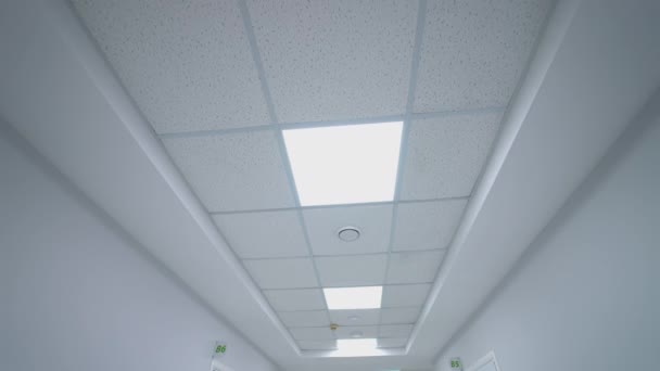 Long Couloir Avec Lampes Hôpital Détails Plafond Avec Lumières Cadrage — Video