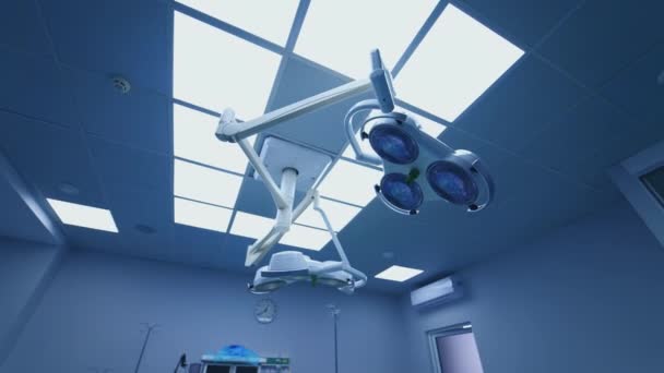 集中治療ユニットの最新の照明機器 ランプは手術劇場の外科テーブルの上に点灯します 医療機器について — ストック動画