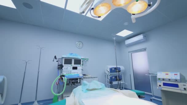 空の手術室の現代医療機器 スタイル操作劇場は 病院で手術する準備ができています 外科テーブルの上の明るいランプ — ストック動画