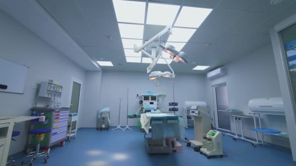 空いた手術室の医療機器 病院の現代集中治療ユニットのパノラマビュー 医療コンセプト — ストック動画