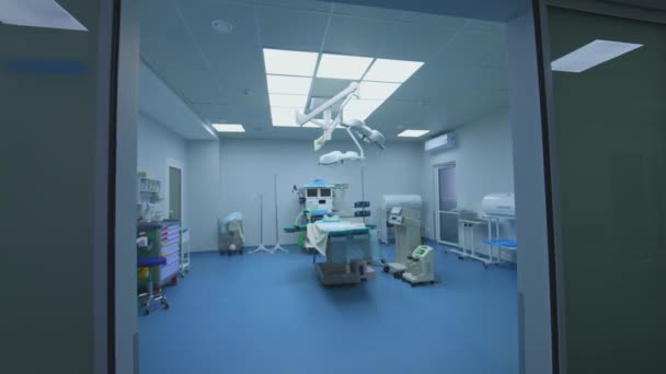 Μπαίνουμε Στο Σύγχρονο Χειρουργείο Φως Ανάβει Άδειο Χειρουργείο Ιατρικός Εξοπλισμός — Αρχείο Βίντεο