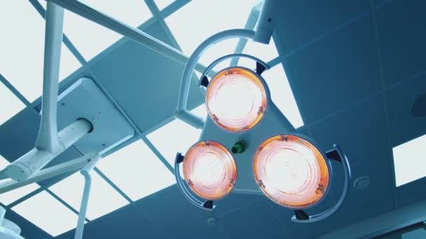 医療ランプ 外科室で明るい照明をしています 病院の照明に医療機器が付いている天井 クローズアップ — ストック動画