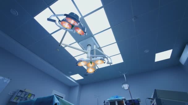 Medicinsk Belysning Sjukhus Ljusa Lampor Lyser Upp Operationssalen Från Taket — Stockvideo