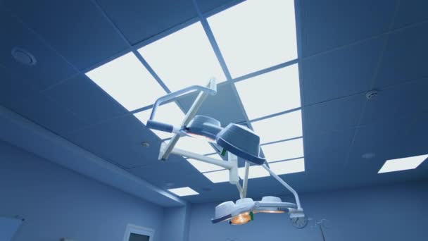 Medizinische Lampen Beleuchten Den Operationssaal Decke Mit Vielen Lampen Der — Stockvideo