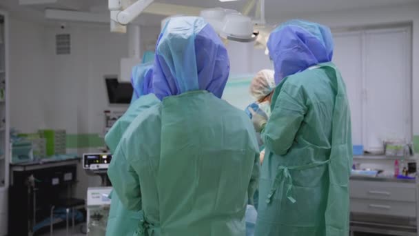 Pracownicy Medyczni Mundurach Ochronnych Szpitalu Sprzęt Podtrzymujący Życie Podczas Pandemii — Wideo stockowe